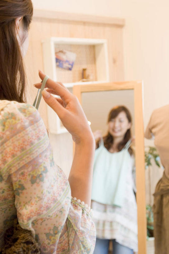 东方人,一个人,站,举,笑,微笑,露齿笑,竖图,室内,白天,柜子,镜子,亚洲,仅一个年轻女性,仅一个女性,仅一个人,服装,朦胧,模糊,墙,注视,吊带衫,休闲装,黄种人,墙壁,墙面,背面,衣服,白色,橱柜,观察,看,试穿,托,站着,休闲,休闲服,试衣,服饰,观看,镜像,察看,挑选,镜面,关注,年轻女性,女人,女性,亚洲人,举起,举手,举着,向上举,向上伸,向上托,站立,半身,彩图