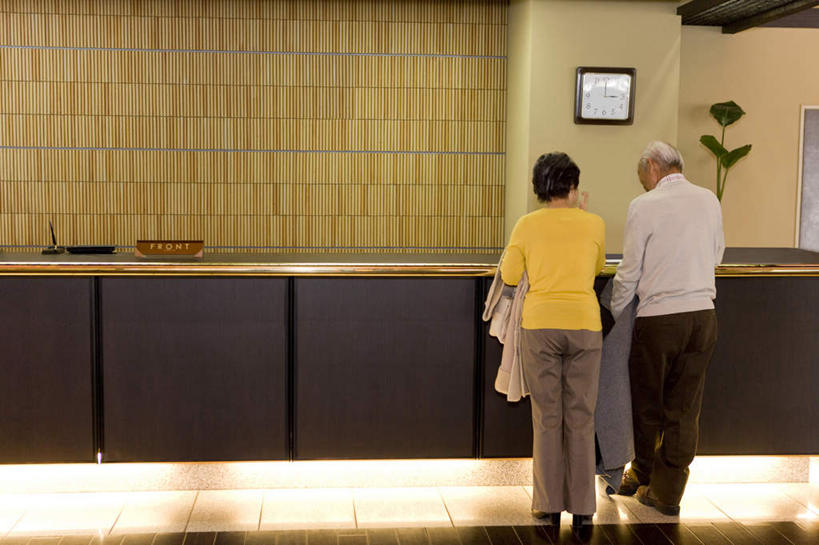 东方人,两个人,夫妻,前台,宾馆,横图,室内,白天,爱情,植物,亚洲,服装,朦胧,模糊,时间,英文,标牌,标签,标志,盆栽,时钟,文字,字符,字母,盆景,浪漫,计时,休闲装,黄种人,标识,背面,衣服,绿色,自然,挂钟,钟表,休闲,休闲服,表,恩爱,恋人,服饰,生长,成长,英文字母,老年男性,老年女性,男人,男性,女人,女性,亚洲人,夫妇,情侣,钟,彩图,全身,客店,客栈,旅店,旅馆,旅舍,汽车旅馆,伴侣