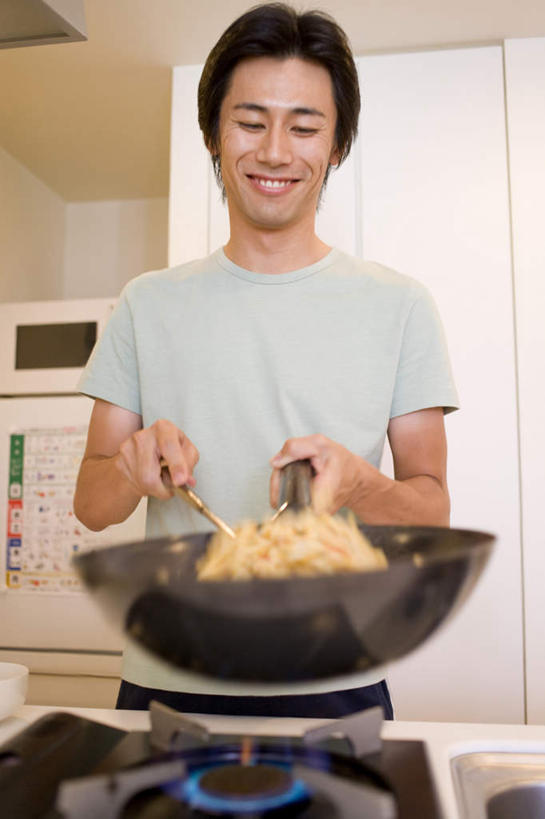 东方人,一个人,站,举,笑,微笑,露齿笑,竖图,室内,白天,正面,烹饪,厨房,厨具,火,亚洲,仅一个男性,仅一个人,握,服装,朦胧,模糊,电器,火苗,火焰,冰箱,炒饭,料理,灶头,拿,拿着,注视,休闲装,黄种人,冷冻,冷柜,仅一个年轻男性,衣服,冷藏柜,观察,看,托,站着,休闲,休闲服,握着,服饰,冷藏,观看,储藏,微波炉,察看,家电,家用电器,关注,微波,炊具,烹饪用具,保鲜,男人,男性,年轻男性,亚洲人,烹调用具,举起,举手,举着,烹调,向上举,向上伸,向上托,站立,半身,彩图,灶间,小家电