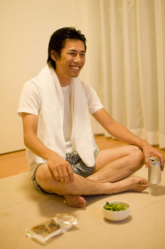 东方人,腿部,脚,脚趾,脚趾甲,腿,一个人,客厅,坐,笑,盘腿,微笑,露齿笑,竖图,室内,白天,正面,地板,金属制品,亚洲,仅一个男性,仅一个人,一条,阴影,服装,朦胧,模糊,光线,金属,包装,纺织物,罐子,影子,灯光,菜,地面,注视,休闲装,黄种人,光脚,木地板,饮料,仅一个年轻男性,衣服,容器,毛巾,观察,看,清洁,休闲,赤脚,休闲服,服饰,易拉罐,观看,保暖,察看,起居室,关注,透气,防水,一罐,储水,耐磨,吸水,男人,男性,年轻男性,亚洲人,脚指甲,盘腿而坐,盘膝,盘着腿的,盘着腿坐,双腿交叉,坐着,彩图,全身