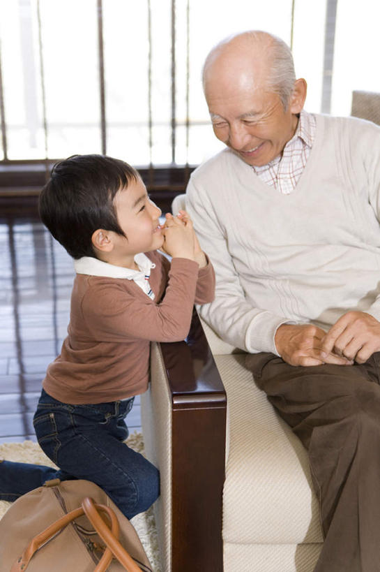 东方人,儿童,老年人,两个人,家庭,祖父,坐,笑,微笑,露齿笑,竖图,室内,白天,正面,纯洁,沙发,亚洲,服装,休闲装,黄种人,相视,小孩,衣服,休闲,温暖,温馨,一家人,面对面,休闲服,可爱,童年,童趣,服饰,爷爷,祖孙,对视,和睦,相对,布艺沙发,童真,烂漫,无邪,外公,外祖父,外孙,相看,外孙子,天真,老年男性,男孩,男人,男性,亚洲人,孩子,孙子,坐着,半身,彩图,融洽,男生