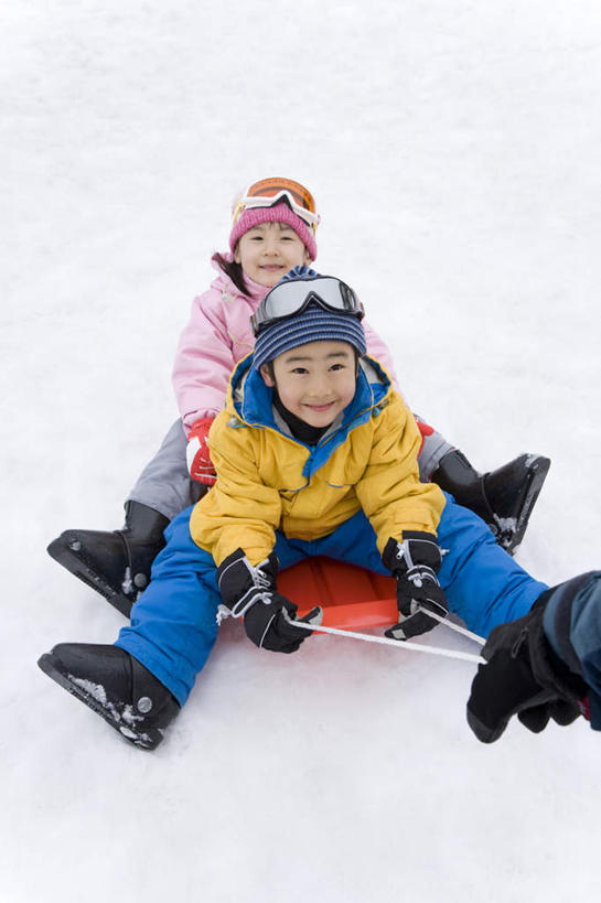 东方人,儿童,三个人,家庭,父亲,女儿,儿子,坐,笑,微笑,竖图,俯视,室外,白天,纯洁,安全,雪,大雪,帽子,亚洲,服装,眼镜,积雪,雪景,冬季,冬天,防护,注视,黄种人,小孩,衣服,观察,看,温暖,温馨,父女,父子,一家人,父爱,寒冷,可爱,童年,童趣,服饰,观看,羽绒服,保暖,护目镜,保护,滑雪板,和睦,察看,御寒,关注,保险,童真,烂漫,无邪,保全,周全,安稳,安定,棉帽,严寒,安全防护眼镜,冬装,平安,天真,男孩,男人,男性,年轻男性,女孩,女人,女性,亚洲人,孩子,年轻人,抬头,仰头,坐着,彩图,高角度拍摄,全身,融洽,防护眼镜,男生,女生
