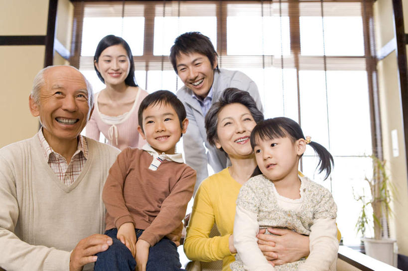 东方人,儿童,老年人,母亲,父亲,女儿,祖母,祖父,三代同堂,站,坐,抱,笑,微笑,露齿笑,横图,室内,白天,正面,纯洁,沙发,亚洲,服装,朦胧,模糊,许多人,注视,休闲装,黄种人,祖孙三代,小孩,衣服,观察,看,站着,一群人,休闲,温暖,温馨,父女,母女,休闲服,父爱,可爱,母爱,童年,童趣,服饰,奶奶,爷爷,抱着,观看,祖孙,和睦,察看,搂着,关注,布艺沙发,童真,烂漫,无邪,外婆,外孙女,外祖母,外公,外祖父,外孙,外孙子,天真,老年男性,老年女性,男孩,男人,男性,年轻男性,年轻女性,女孩,女人,女性,亚洲人,孩子,年轻人,全家福,孙女,孙子,怀抱,搂,搂抱,相抱,拥抱,站立,坐着,半身,彩图,融洽,男生,女生,爸爸,多代同堂,妈妈