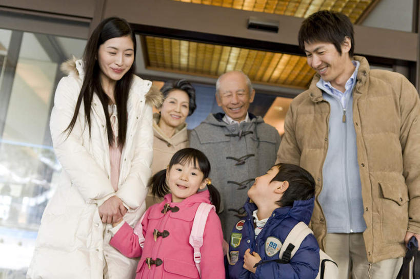 东方人,儿童,老年人,母亲,父亲,女儿,祖母,祖父,三代同堂,走,握手,笑,说,微笑,露齿笑,横图,室内,白天,仰视,讨论,纯洁,亚洲,服装,朦胧,模糊,走道,走廊,过道,许多人,休闲装,黄种人,祖孙三代,相视,小孩,衣服,一群人,休闲,温暖,温馨,父女,母女,面对面,休闲服,父爱,可爱,母爱,童年,童趣,服饰,奶奶,爷爷,祖孙,对视,和睦,相对,童真,烂漫,无邪,外婆,外孙女,外祖母,外公,外祖父,外孙,相看,外孙子,交流,天真,老年男性,老年女性,男孩,男人,男性,年轻男性,年轻女性,女孩,女人,女性,亚洲人,孩子,年轻人,全家福,孙女,孙子,步行,搀手,沟通,讲话,交谈,拉手,散步,商讨,手搀手,手拉手,手牵手,手握手,说话,谈话,走路,半身,彩图,低角度拍摄,融洽,男生,女生,爸爸,多代同堂,妈妈