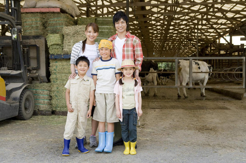 东方人,儿童,家庭,夫妻,母亲,父亲,女儿,儿子,站,笑,微笑,露齿笑,横图,室内,白天,正面,爱情,纯洁,植物,汽车,牛,亚洲,五个人,许多,服装,枯萎,枯草,干草堆,许多人,浪漫,注视,休闲装,黄种人,车,草,小孩,衣服,黄色,动物,交通工具,观察,看,站着,一群人,休闲,温暖,温馨,父女,父子,母女,母子,一家人,休闲服,家畜,恩爱,父爱,可爱,母爱,童年,童趣,恋人,服饰,牲畜,观看,和睦,叉车,察看,关注,载具,童真,烂漫,无邪,天真,男孩,男人,男性,年轻男性,年轻女性,女孩,女人,女性,亚洲人,孩子,年轻人,夫妇,情侣,奶牛,站立,彩图,全身,伴侣,融洽,男生,女生