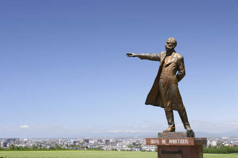 一个人,无人,站,横图,室外,白天,仰视,旅游,度假,草地,草坪,名胜古迹,植物,标志建筑,地标,建筑,雕塑,北海道,日本,亚洲,仅一个男性,仅一个人,指,遗迹,艺术,装饰,英文,标志,雕刻,雕像,文字,字符,字母,注视,方向,古迹,文物,娱乐,标识,建设,古建筑,石雕,草,仅一个年轻男性,蓝色,绿色,蓝天,天空,工艺品,天,观察,看,手势,站着,享受,休闲,旅游胜地,放松,晴朗,观看,纪念,英文字母,美术,察看,指向,食指,关注,主题,陈列,古文明,东亚,万里无云,札幌,日本国,北海道地方,北海道岛,功能,美学,县厅,男人,男性,年轻男性,晴空,晴空万里,站立,彩图,低角度拍摄,全身,北海道大学,羊丘展望台,札幌市