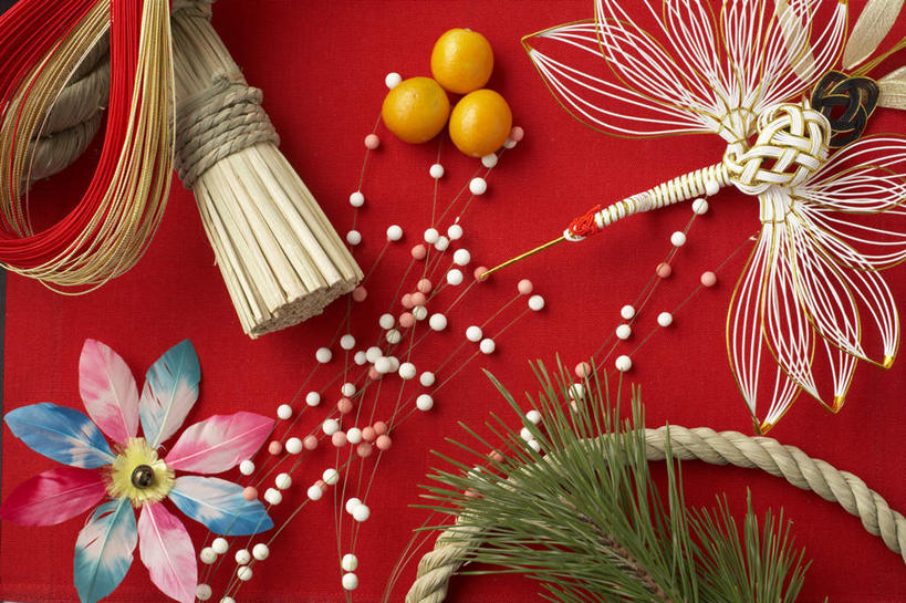 无人,横图,俯视,室内,特写,白天,鸟,柑橘,水果,叶子,新年,红色背景,新鲜,艺术,装饰,鸟类,手工艺品,生食,食品,果实,绿叶,艺术品,文化,食物,三个,工艺品,嫩叶,摄影,有机食品,绿色食品,影棚,华丽,修饰,点缀,高雅,门松,自信心,品位,衬托,美观,雅致,雅观,长寿,花纸绳,日本结,日本水引,日本水引绣,水引绣,叶,叶片,橘子,桔子,橙子,橙,彩图,高角度拍摄,影棚拍摄,拍摄