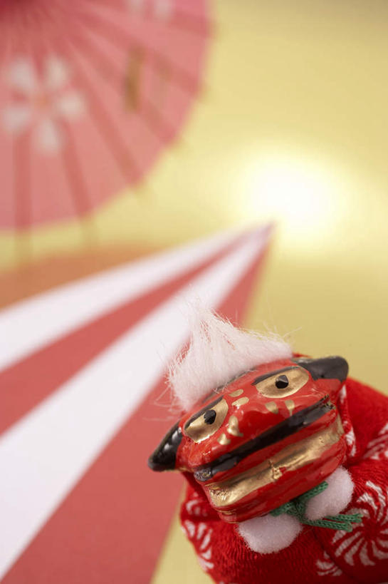 无人,竖图,俯视,室内,特写,白天,游戏,幸福,静物,玩具,舞狮,表演,黄色背景,辟邪,朦胧,模糊,面具,伞,玩偶,雨伞,纸伞,纸张,古典,玩,油纸伞,文化,娱乐,阳伞,红色,白色,祈祷,祈福,休闲,健康,益智,许愿,摄影,影棚,活动,纪念,祈求,吉祥,发泄,消遣,智力,古朴,舞狮子,宣泄,驱邪,祛邪,避邪,狮灯,狮子舞,平安,玩耍,嬉戏,彩图,高角度拍摄,影棚拍摄,拍摄,舞蹈