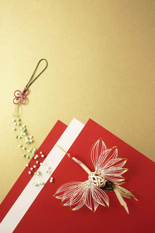 无人,竖图,俯视,室内,特写,白天,鸟,飞翔,黄色背景,艺术,飞行,鸟类,手工艺品,纸张,艺术品,文化,红色,白色,工艺品,摄影,影棚,高雅,自信心,品位,花纸绳,日本水引,日本水引绣,水引,水引绣,彩图,高角度拍摄,影棚拍摄,拍摄