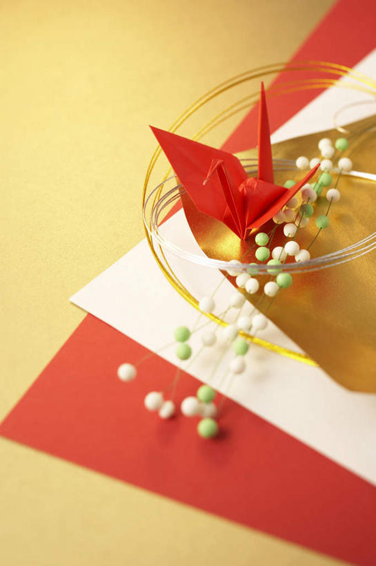 无人,竖图,俯视,室内,特写,白天,一张,黄色背景,艺术,折纸,纸艺,手工艺品,纸张,艺术品,千纸鹤,文化,红色,白色,纸鹤,工艺品,摄影,影棚,高雅,工艺折纸,自信心,品位,花纸绳,日本水引,日本水引绣,水引,水引绣,彩图,高角度拍摄,影棚拍摄,拍摄