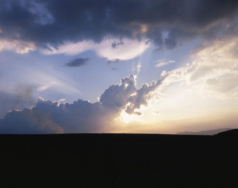 无人,横图,室外,白天,仰视,旅游,度假,美景,日落,北海道,日本,亚洲,阴影,光线,影子,地平线,景观,晚霞,霞光,辽阔,地面,背光,娱乐,天空,阳光,自然,黄昏,天,享受,休闲,景色,彩霞,放松,一望无际,自然风光,延伸,逆光,东亚,日本国,天地相交,北海道地方,北海道岛,美瑛町,美瑛,夕阳,彩图,低角度拍摄