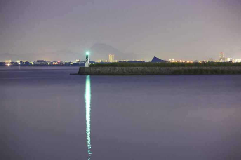 无人,高楼大厦,横图,室外,夜晚,正面,度假,草地,草坪,湖,湖泊,美景,水,植物,城市风光,标志建筑,城市,大厦,地标,建筑,路灯,摩天大楼,夜景,照明,日本,亚洲,湖面,景观,水流,水面,灯光,灯塔,娱乐,建设,灯,草,树,树木,绿色,自然,湖水,享受,休闲,景色,放松,生长,成长,照亮,照明设备,东亚,本州,本州岛,日本国,近畿地方,近畿,滋贺,滋贺县,彩图,大楼,高层建筑,高楼,摩天楼