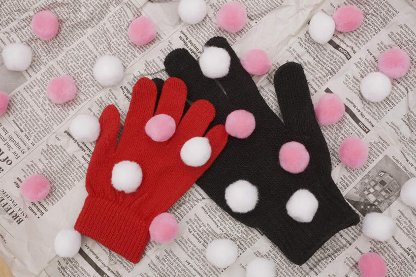 无人,横图,俯视,室内,特写,白天,静物,报纸,许多,装饰,信息,圆形,两个,粉色,红色,白色,黑色,手套,温暖,摄影,影棚,保暖,新闻,华丽,点缀,御寒,衬托,美观,雅致,雅观,彩图,高角度拍摄,影棚拍摄,拍摄,报刊