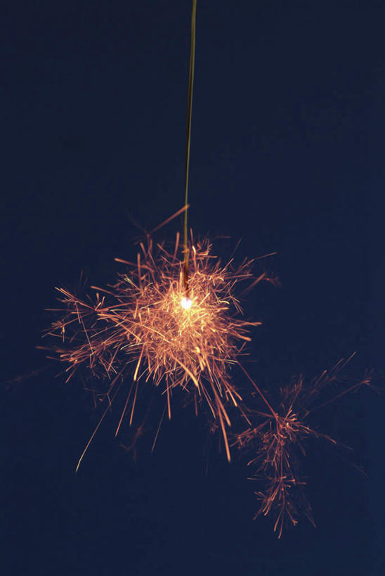 无人,竖图,室外,特写,夜晚,正面,烟火,悬挂,朦胧,模糊,火焰,燃烧,一个,焰火,点燃,单个,礼花,花炮,礼花炮,烟花,彩图