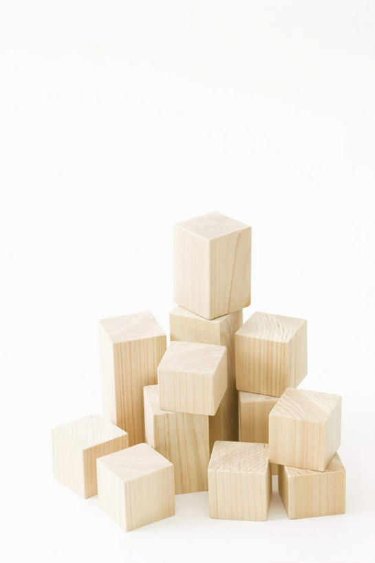 无人,竖图,俯视,室内,特写,白天,白色背景,游戏,智慧,静物,玩具,一堆,许多,堆叠,堆积,朦胧,模糊,木头,玩,娱乐,休闲,积木,益智,摄影,影棚,活动,堆,思维,发泄,消遣,智力,想象,宣泄,玩耍,嬉戏,彩图,高角度拍摄,影棚拍摄,拍摄