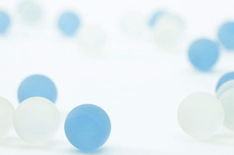 无人,横图,俯视,室内,特写,白天,白色背景,游戏,静物,玩具,朦胧,模糊,玩,娱乐,弹珠,球,蓝色,白色,休闲,球体,益智,摄影,影棚,活动,发泄,消遣,欣赏,智力,弹球,宣泄,美观,玩耍,嬉戏,彩图,高角度拍摄,影棚拍摄,拍摄