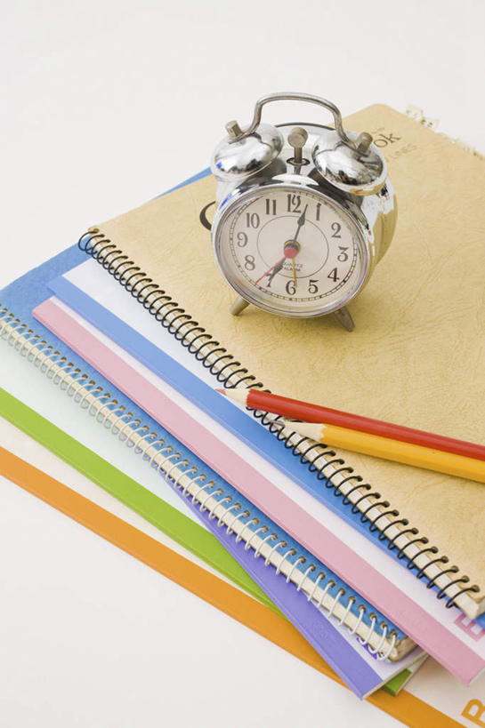 无人,竖图,俯视,室内,特写,白天,白色背景,静物,闹钟,一堆,堆叠,堆积,朦胧,模糊,时间,笔,蜡笔,时钟,办公用品,记事本,计时,文具,一个,本子,笔记本,铅笔,学习用品,钟表,表,摄影,影棚,单个,堆,文具用品,两支,钟,彩图,高角度拍摄,影棚拍摄,拍摄