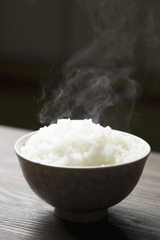 米饭,无人,竖图,俯视,室内,特写,白天,餐桌,桌子,静物,餐具,朦胧,模糊,烟雾,饭,碗,摄影,影棚,餐台,五谷,一碗,进餐用具,烹调用具,彩图,高角度拍摄,影棚拍摄,拍摄