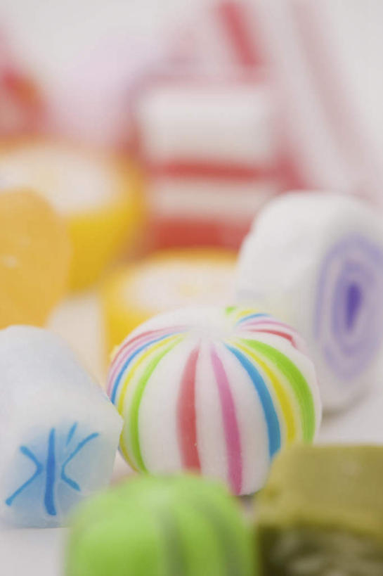 无人,竖图,俯视,室内,特写,白天,白色背景,一排,许多,朦胧,模糊,整齐,散落,食品,糖,糖果,甜点,甜品,食物,排列,甜食,摄影,影棚,队列,硬糖,彩图,高角度拍摄,影棚拍摄,拍摄