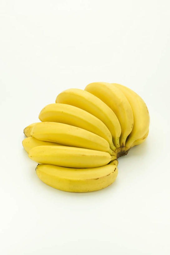 无人,竖图,俯视,室内,白天,白色背景,香蕉,水果,一串,朦胧,模糊,新鲜,生食,食品,果实,食物,黄色,摄影,有机食品,绿色食品,影棚,甘蕉,彩图,高角度拍摄,影棚拍摄,拍摄