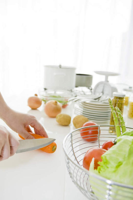 东方人,手,一个人,站,竖图,室内,特写,白天,侧面,烹饪,仪器,餐桌,桌子,橄榄,萝卜,胡萝卜,芦笋,蔬菜,土豆,西红柿,洋葱,餐具,厨具,金属制品,亚洲,双手,仅一个年轻女性,仅一个女性,仅一个人,一堆,许多,切开,握,堆叠,堆积,朦胧,模糊,新鲜,金属,碟子,工具,锅子,盘,生菜,莴苣,食品,刀具,拿,拿着,黄种人,食物,一个,盘子,碟,刀,切,站着,手部,果盘,握着,有机食品,绿色食品,单个,餐台,锅具,水果盘,堆,衡量,菜刀,计量,台秤,剖面,烹饪用具,切面,馍馍蛋,衡器,春菜,鹅仔菜,莴仔菜,千金菜,切菜刀,叶用莴苣,年轻女性,女人,女性,亚洲人,秤,烹调用具,青果,白榄,猪尾巴,圆葱,药鸡豆子,洋芋,洋葱头,石刁柏,山药蛋,球葱,蚂蚁杆,马铃薯,龙须菜,狼尾巴根,红萝卜,甘荀,番茄,烹调,站立,半身,彩图