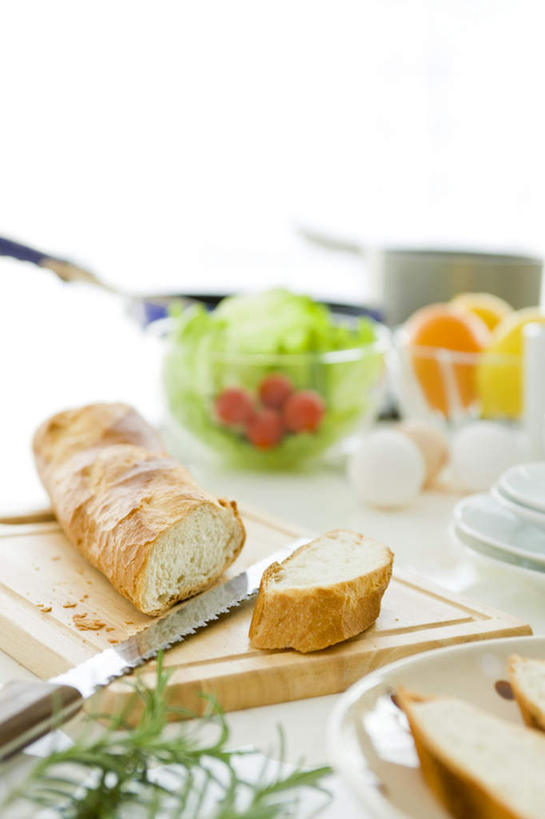 点心,面包,无人,竖图,俯视,室内,特写,白天,白色背景,餐桌,桌子,柑橘,柠檬,蔬菜,水果,金属制品,一堆,许多,切开,堆叠,堆积,朦胧,模糊,新鲜,金属,工具,生菜,莴苣,蛋,鸡蛋,生食,食品,面点,果实,案板,刀具,砧板,食物,糕点,一个,刀,切,摄影,有机食品,绿色食品,影棚,单个,餐台,堆,切割,锯齿,剖面,切面,春菜,鹅仔菜,莴仔菜,千金菜,卵,叶用莴苣,面包刀,益母果,柠果,橘子,桔子,橙子,橙,彩图,高角度拍摄,影棚拍摄,拍摄