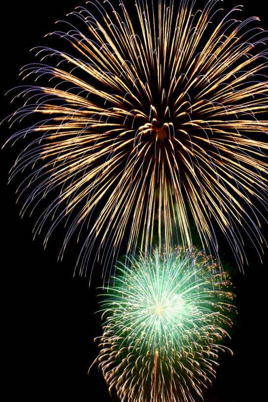 无人,竖图,室外,特写,夜晚,仰视,旅游,度假,烟火,朦胧,模糊,庆祝,美丽,娱乐,黑色,天空,焰火,天,享受,休闲,闪耀,放松,庆贺,闪烁,祝贺,礼花,花炮,礼花炮,绚烂,闪动,闪灼,烟花,彩图,低角度拍摄