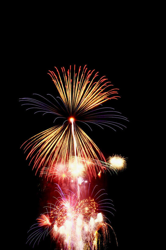 无人,竖图,室外,特写,夜晚,仰视,旅游,度假,烟火,朦胧,模糊,庆祝,美丽,娱乐,黑色,天空,焰火,天,享受,休闲,闪耀,放松,庆贺,闪烁,祝贺,礼花,花炮,礼花炮,绚烂,闪动,闪灼,烟花,彩图,低角度拍摄