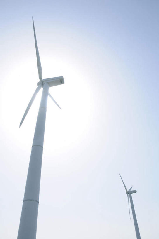 无人,竖图,室外,白天,仰视,风力发电机,风车,一排,环保,朦胧,模糊,整齐,电力,背光,设备,排列,两个,蓝色,蓝天,天空,天,发电,机械,能源,晴朗,资源,风力机,队列,逆光,利用,低碳,万里无云,风力发电,晴空,晴空万里,彩图,低角度拍摄