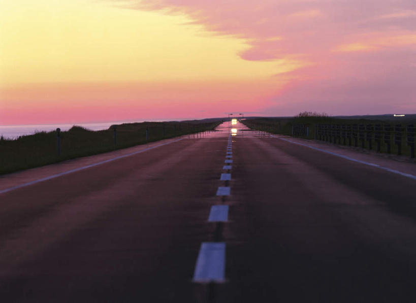 无人,公园,横图,室外,白天,正面,旅游,度假,日出,美景,太阳,道路,路,公路,北海道,日本,亚洲,朦胧,模糊,地平线,景观,辽阔,分界线,地面,停车线,交通,朝霞,晨曦,黎明,娱乐,阳光,自然,享受,休闲,广阔,景色,放松,车行道,车行道分界线,一望无际,自然风光,延伸,标线,东亚,车行线,日本国,天地相交,北海道地方,北海道岛,国立公园,利尻礼文国立公园,利尻礼文佐吕别国立公园,无边无际,一马平川,朝阳,马路,彩图,破晓