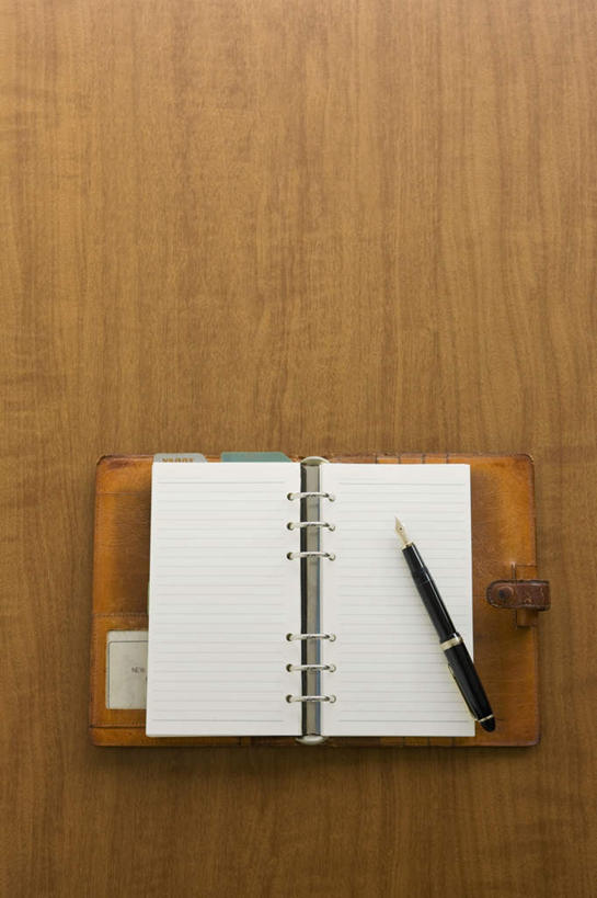 无人,办公室,竖图,俯视,室内,特写,白天,家具,桌子,静物,朦胧,模糊,笔,办公桌,办公用品,备忘录,钢笔,记事本,文具,本子,笔记本,学习用品,翻开,摄影,影棚,文具用品,一支,办公家具,彩图,高角度拍摄,影棚拍摄,拍摄