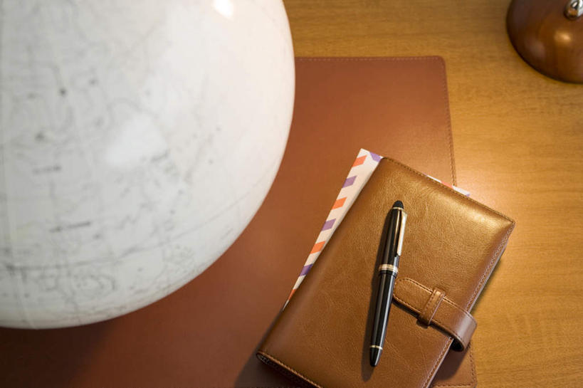 无人,办公室,横图,俯视,室内,特写,白天,仪器,海洋,家具,桌子,静物,地图,朦胧,模糊,网格,笔,地球仪,线条,信封,世界地图,办公桌,地球,陆地,办公用品,备忘录,钢笔,记事本,全球,球,文具,经纬线,模型,学习用品,球体,摄影,地理,国家,影棚,文具用品,一支,大陆,世界,纬线,版图,经线,经纬仪,地理学,办公家具,彩图,高角度拍摄,影棚拍摄,拍摄,大洋,大洲