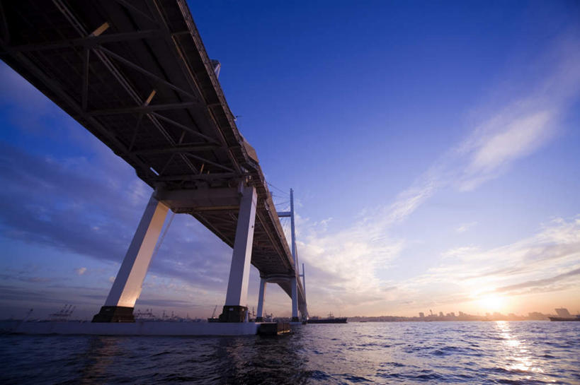 无人,横图,室外,白天,仰视,旅游,度假,海浪,海洋,美景,大桥,立交桥,桥梁,朦胧,模糊,景观,浪花,水平线,云,云朵,高架,斜拉桥,桥,辽阔,海平线,云彩,娱乐,跨海大桥,蓝色,白云,蓝天,天空,自然,海水,天,享受,休闲,广阔,景色,放松,晴朗,一望无际,自然风光,海景,无边无际,一马平川,大海,风浪,海,海水的波动,近岸浪,涌浪,晴空,彩图,低角度拍摄,水天相接,水天一线