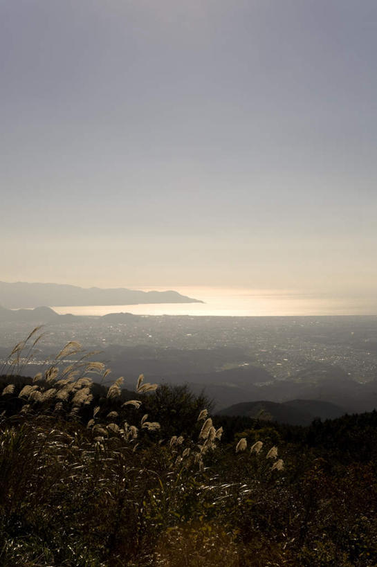 无人,竖图,俯视,航拍,室外,白天,旅游,度假,草地,草坪,海浪,海洋,美景,植物,日本,亚洲,朦胧,模糊,景观,浪花,水平线,辽阔,海平线,娱乐,草,蓝色,绿色,蓝天,天空,自然,海水,天,享受,休闲,广阔,景色,放松,晴朗,一望无际,鸟瞰,自然风光,海景,东亚,本州,万里无云,本州岛,日本国,中部地方,无边无际,一马平川,大海,风浪,海,海水的波动,近岸浪,涌浪,晴空,晴空万里,彩图,高角度拍摄,水天相接,水天一线,骏河湾