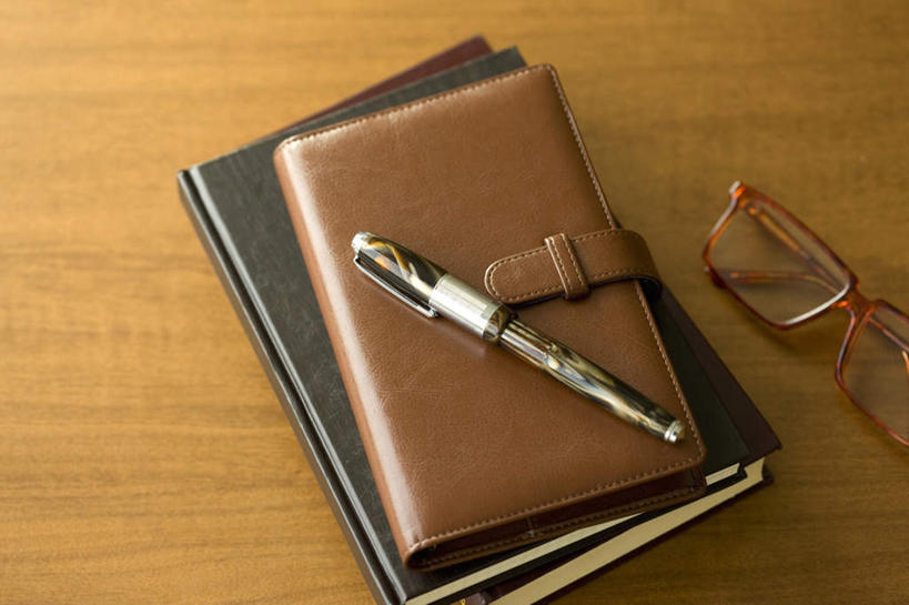 无人,办公室,横图,俯视,室内,白天,家具,桌子,静物,一副,朦胧,模糊,笔,眼镜,办公桌,办公用品,备忘录,钢笔,记事本,文具,本子,笔记本,学习用品,摄影,影棚,文具用品,一支,近视眼镜,办公家具,彩图,高角度拍摄,影棚拍摄,拍摄