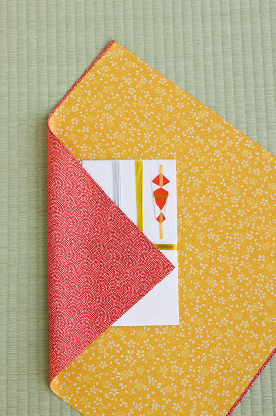 无人,竖图,俯视,室内,特写,白天,静物,新年,节日,朦胧,模糊,庆祝,丝绸,文化,庆典,红包,纪念,零钱包,丝织品,袱纱,彩图,高角度拍摄