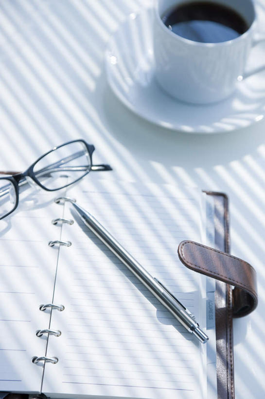 咖啡,无人,竖图,俯视,室内,特写,白天,幸福,餐桌,桌子,静物,杯子,餐具,一副,阴影,朦胧,模糊,光线,笔,瓷器,碟子,盘,眼镜,影子,办公用品,备忘录,钢笔,记事本,咖啡杯,陶瓷制品,娱乐,文具,饮料,阳光,本子,笔记本,盘子,学习用品,碟,享受,休闲,温馨,放松,乐趣,餐台,文具用品,提神,舒适,瓷杯,醒脑,近视眼镜,软饮料,彩图,高角度拍摄