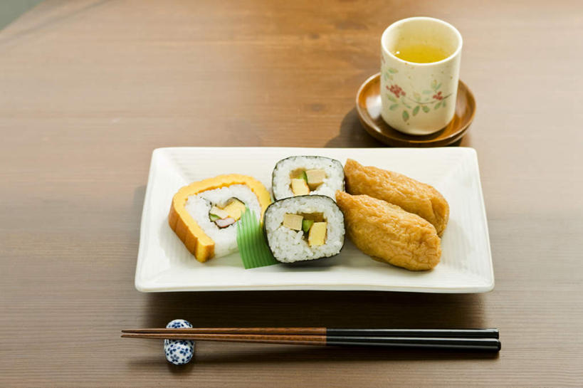 米饭,寿司,无人,横图,俯视,室内,特写,白天,烹饪,水,餐桌,筷子,桌子,静物,杯子,餐具,朦胧,模糊,碟子,盘,液体,水滴,日本料理,料理,食品,筷架,饭,筷枕,文化,传统,菜肴,美食,食物,一个,盘子,水杯,碟,日式料理,日式,摄影,佳肴,影棚,单个,餐台,礼节,筷子架,五谷,醋饭,礼仪,鸡蛋卷,四喜饭,茶杯,进餐用具,烹调用具,彩图,高角度拍摄,影棚拍摄,拍摄