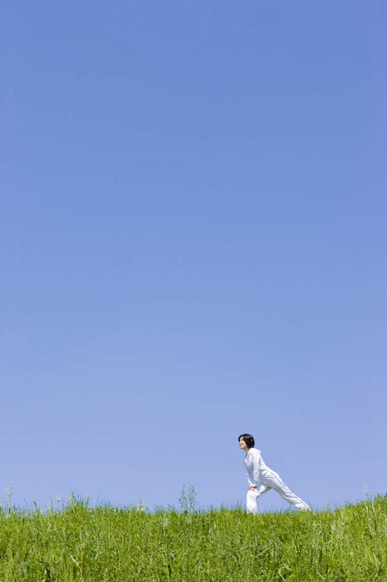 东方人,一个人,站,笑,微笑,露齿笑,竖图,室外,白天,侧面,运动服,旅游,度假,草地,草坪,美景,植物,亚洲,仅一个年轻女性,仅一个女性,仅一个人,服装,朦胧,模糊,景观,黄种人,娱乐,草,衣服,蓝色,绿色,白色,蓝天,天空,自然,天,站着,享受,休闲,景色,放松,弓步,服饰,晴朗,衣着,穿着,自然风光,万里无云,衣饰,年轻女性,女人,女性,亚洲人,晴空,晴空万里,站立,彩图,全身,运动装