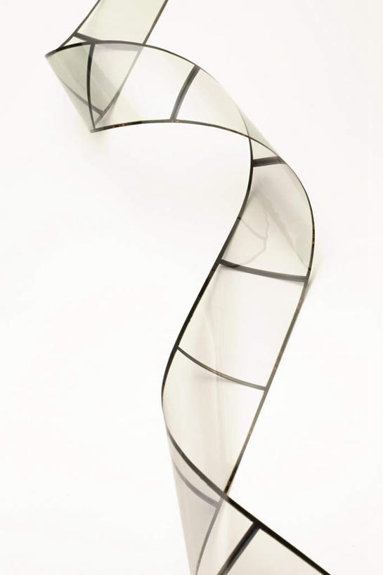 无人,竖图,俯视,室内,特写,白天,白色背景,一条,朦胧,模糊,弯曲,曲线,丝绸,丝带,缎带,扭曲,绸带,白色,弧度,摄影,影棚,彩图,高角度拍摄,影棚拍摄,拍摄