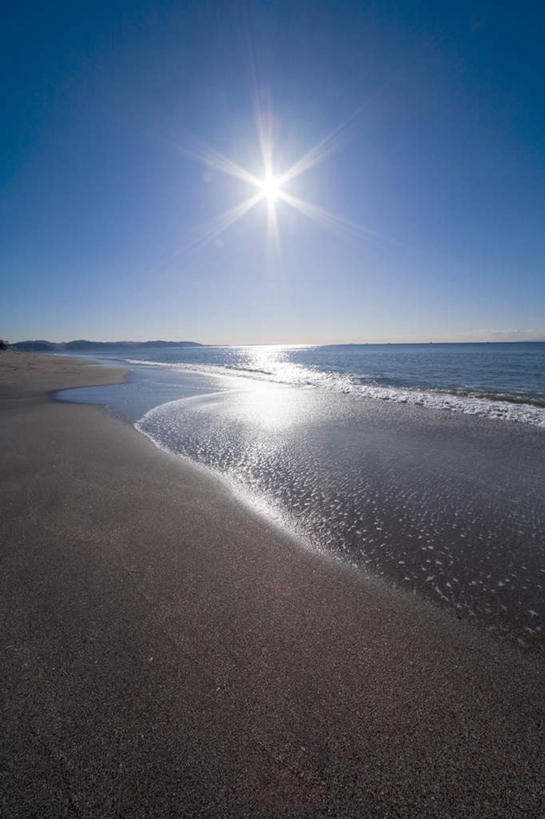 无人,竖图,室外,白天,正面,旅游,度假,海浪,海洋,美景,沙滩,太阳,阴影,朦胧,模糊,反射,光线,沙子,影子,海岸,景观,浪花,水平线,辽阔,海平线,沙地,背光,娱乐,蓝色,蓝天,天空,阳光,自然,海水,天,享受,休闲,广阔,景色,放松,晴朗,一望无际,自然风光,逆光,海景,万里无云,无边无际,一马平川,炫光,大海,风浪,海,海水的波动,海滩,近岸浪,涌浪,晴空,晴空万里,彩图,水天相接,水天一线