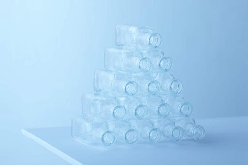 无人,横图,室内,特写,白天,白色背景,正面,餐桌,桌子,一堆,许多,堆叠,堆积,朦胧,模糊,瓶子,塑料制品,塑料瓶,摄影,影棚,餐台,堆,彩图,影棚拍摄,拍摄