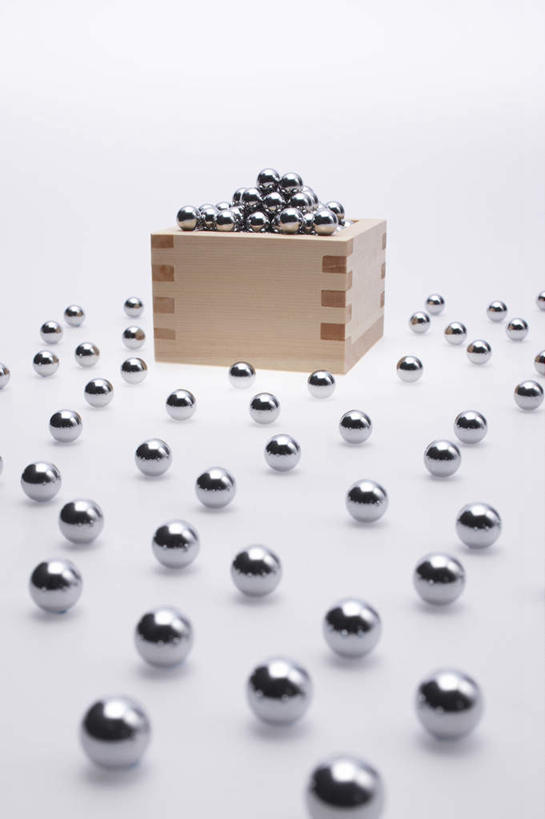 无人,竖图,室内,特写,白天,白色背景,正面,游戏,赌博,贪欲,竞争,静物,一排,朦胧,模糊,整齐,木制,木盒,玩,娱乐,弹珠,刺激,排列,一个,木制品,容器,休闲,摄影,影棚,单个,活动,储藏,储存,队列,发泄,消遣,智力,博彩,投机,侥幸,欲望,宣泄,柏青哥,弹珠机,小钢珠,爬金库,玩耍,嬉戏,彩图,影棚拍摄,拍摄,胜负,输赢,贮存