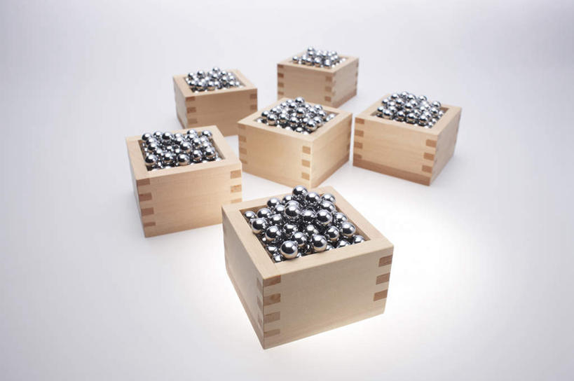 无人,横图,俯视,室内,特写,白天,白色背景,游戏,赌博,贪欲,竞争,静物,一排,许多,朦胧,模糊,整齐,木制,木盒,玩,娱乐,弹珠,刺激,排列,木制品,容器,休闲,摄影,影棚,活动,储藏,储存,队列,发泄,消遣,智力,博彩,投机,侥幸,欲望,宣泄,柏青哥,弹珠机,小钢珠,爬金库,玩耍,嬉戏,彩图,高角度拍摄,影棚拍摄,拍摄,胜负,输赢,贮存