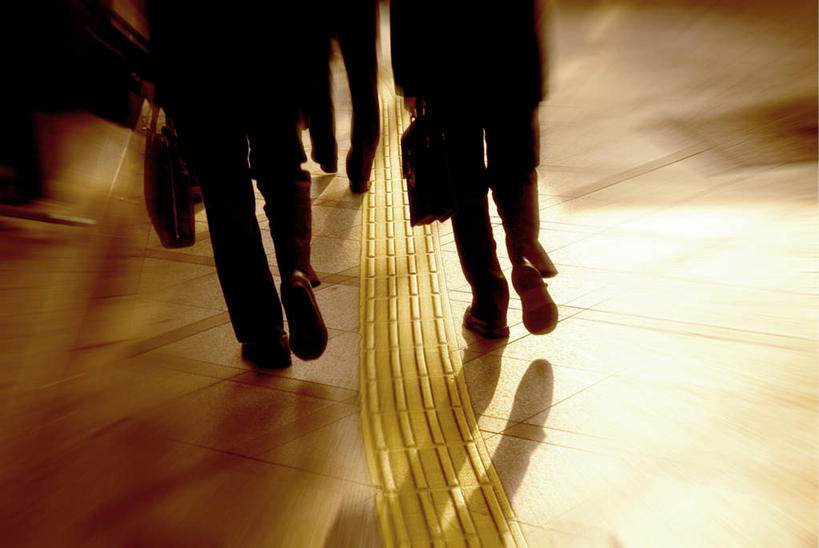 走,横图,俯视,室外,白天,道路,路,公路,握,朦胧,模糊,包,公文包,交通,许多人,拿,拎,拿着,一群人,握着,公事包,男人,男性,年轻男性,年轻女性,女人,女性,马路,步行,散步,走路,半身,彩图,高角度拍摄,拎着