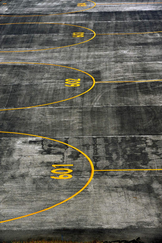 无人,机场,竖图,俯视,室外,白天,飞机场,朦胧,模糊,标志,界线,文字,字符,字母,分界线,航空,标识,黄色,停机坪,标线,高角度拍摄