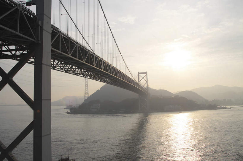 无人,横图,室外,白天,仰视,旅游,度假,海浪,海洋,美景,沙滩,大桥,立交桥,桥梁,日本,亚洲,阴影,朦胧,模糊,反射,光线,沙子,影子,海岸,景观,浪花,云,云朵,高架,斜拉桥,桥,沙地,云彩,娱乐,蓝色,白云,蓝天,天空,阳光,自然,海水,天,享受,休闲,景色,放松,晴朗,自然风光,海景,东亚,本州,本州岛,日本国,中国地方,山口,山口县,大海,风浪,海,海水的波动,海滩,近岸浪,涌浪,晴空,彩图,低角度拍摄,下关市