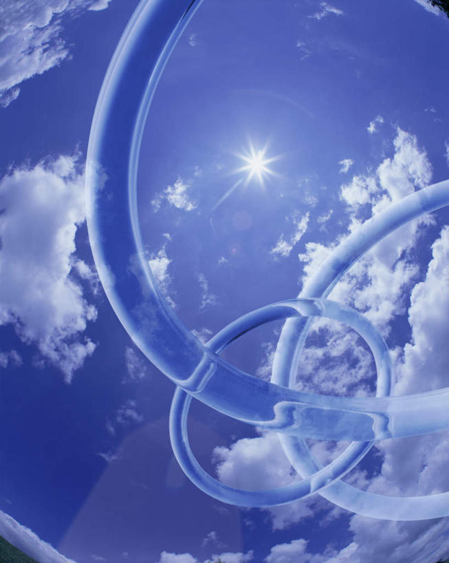 无人,竖图,室内,白天,仰视,数码,科技,许多,阴影,朦胧,模糊,光线,网络,环,影子,云,云朵,高光,几何,计算机图形,合成,云彩,蓝色,白云,蓝天,天空,阳光,天,晴朗,电脑合成图,数码合成图,写实,具体,具象,光环,晴空,彩图,低角度拍摄