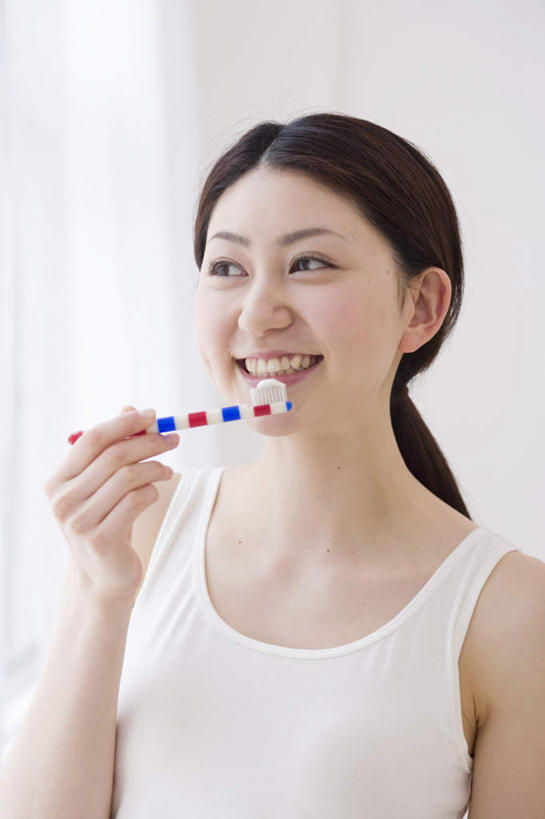 东方人,头发,一个人,站,举,笑,摸,微笑,露齿笑,竖图,室内,白天,正面,窗户,窗帘,落地窗,亚洲,仅一个年轻女性,仅一个女性,仅一个人,一排,许多,抚摸,握,阴影,条纹,服装,整齐,光线,工具,牙刷,影子,墙,拿,拿着,扭头,注视,休闲装,黄种人,刷牙,玻璃窗,墙壁,墙面,排列,衣服,红色,蓝色,白色,黑色,阳光,观察,看,托,站着,转头,休闲,休闲服,握着,洗漱,服饰,观看,一支,察看,队列,关注,年轻女性,女人,女性,亚洲人,长发,触摸,接触,举起,举手,举着,向上举,向上伸,向上托,站立,半身,彩图