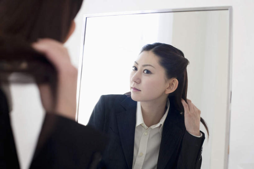 东方人,头发,一个人,商务人士,商务女性,站,拉,笑,摸,微笑,露齿笑,横图,室内,白天,衬衫,化妆,美容,镜子,亚洲,仅一个年轻女性,仅一个女性,仅一个人,抚摸,阴影,套装,反射,光线,影子,墙,扭头,注视,黄种人,墙壁,墙面,背面,黑色,阳光,化妆镜,观察,看,站着,转头,观看,扯,镜像,察看,镜面,化妆间,关注,商务装,工薪阶层,光学,年轻女性,女人,女性,亚洲人,长发,白领,上班族,触摸,接触,站立,半身,彩图,衬衣